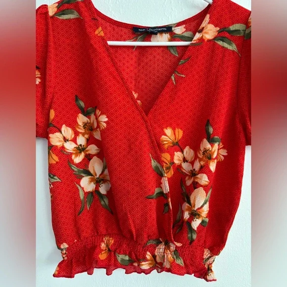 One Clothing Junior’s Blouse Red Floral Snap Closure Size Smalll - Picture 2 of 10